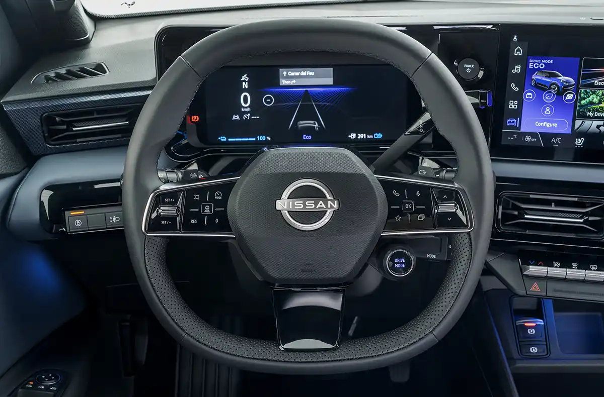 Volant et écran multimédia de la nissan micra électrique