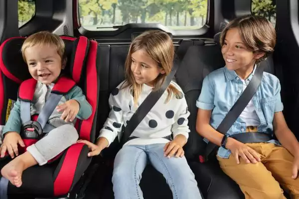 Enfants à l'arrière d'un Nissan Townstar Combi
