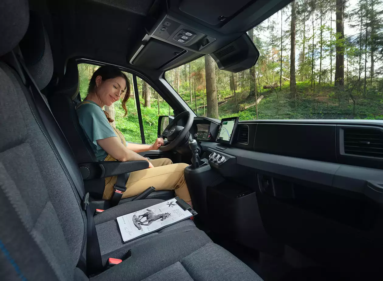 cockpit du Nissan Interstar 2025 avec femme au volant