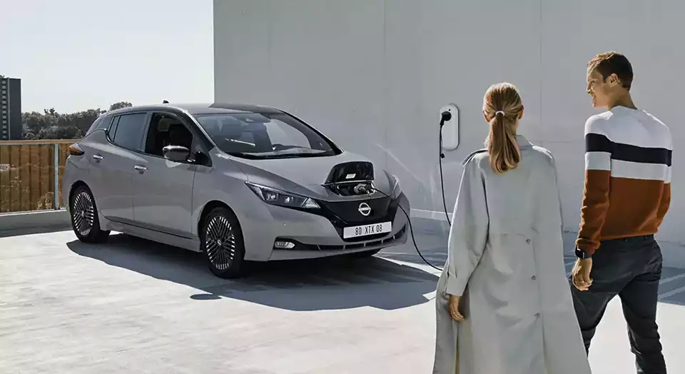 Nissan Leaf sur borne de recharge à Genève