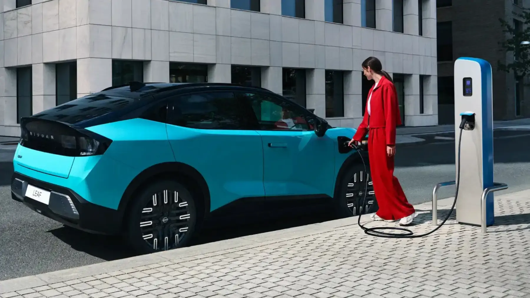 Nouvelle Nissan Leaf brancher à une borne de recharge