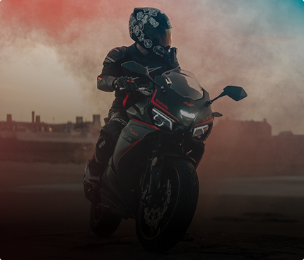homme avec un casque sur une moto