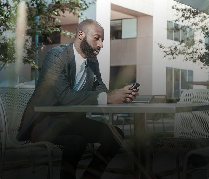 Homme assis sur son téléphone
