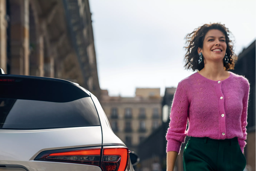 Vue avant dynamique de la Toyota Corolla Touring Sports Hybride 2026 sur route