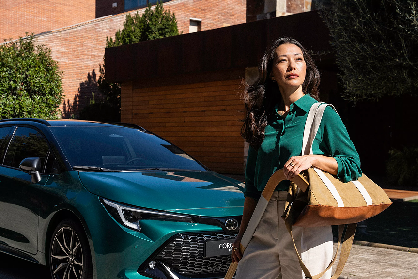 Intérieur spacieux et moderne de la Toyota Corolla Touring Sports Hybride 2026