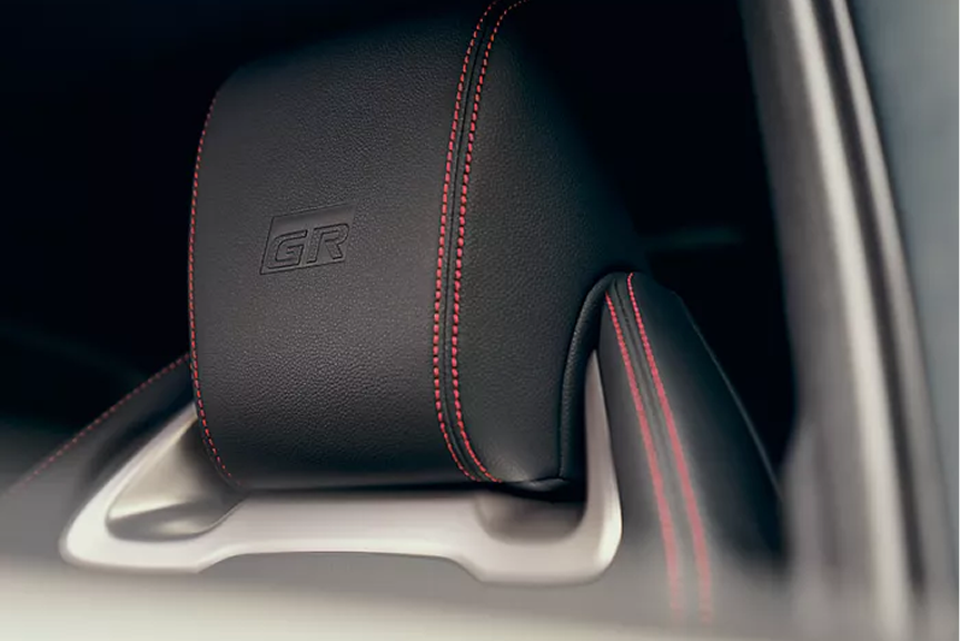 Vue latérale de la Toyota Corolla Touring Sports Hybride 2026 en stationnement