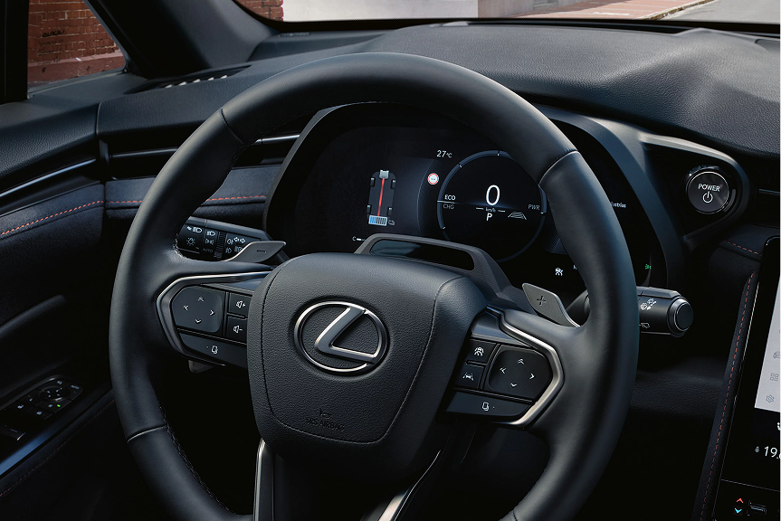 Vue avant du Lexus LBX 2026 sur route