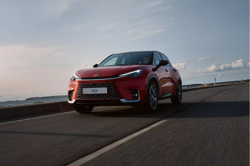 Lexus LBX 2026 en stationnement urbain