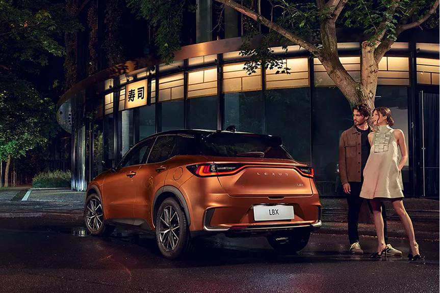 Vue arrière du Lexus LBX 2026 en conduite