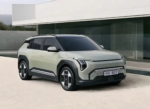 Vue avant du Kia EV3 en ville, design moderne et élégant
