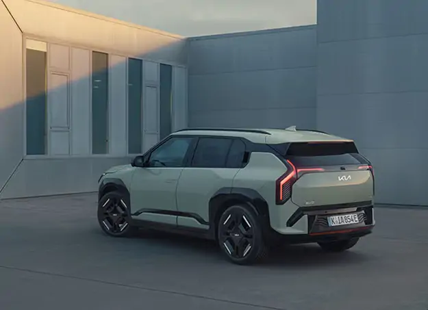 Intérieur du Kia EV3 avec tableau de bord numérique et finitions haut de gamme