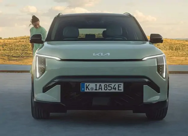 Kia EV3 en charge sur une borne électrique urbaine
