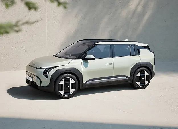 Vue arrière du Kia EV3 montrant les feux LED distinctifs