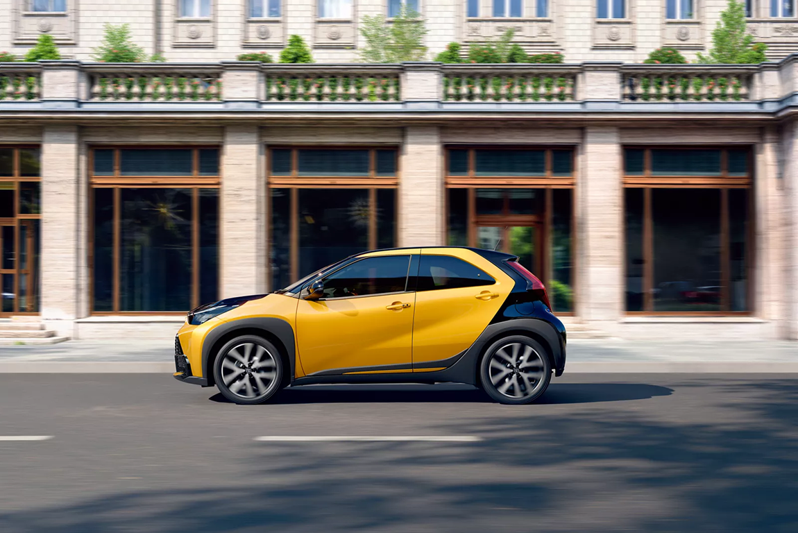 Vue avant dynamique du Toyota Aygo X Hybride 2026 sur route urbaine