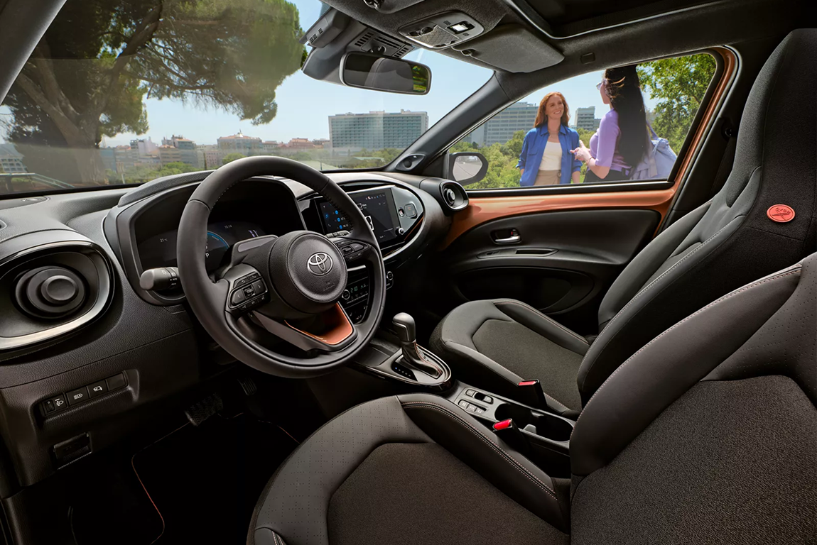 Intérieur moderne du Toyota Aygo X Hybride avec écran tactile central