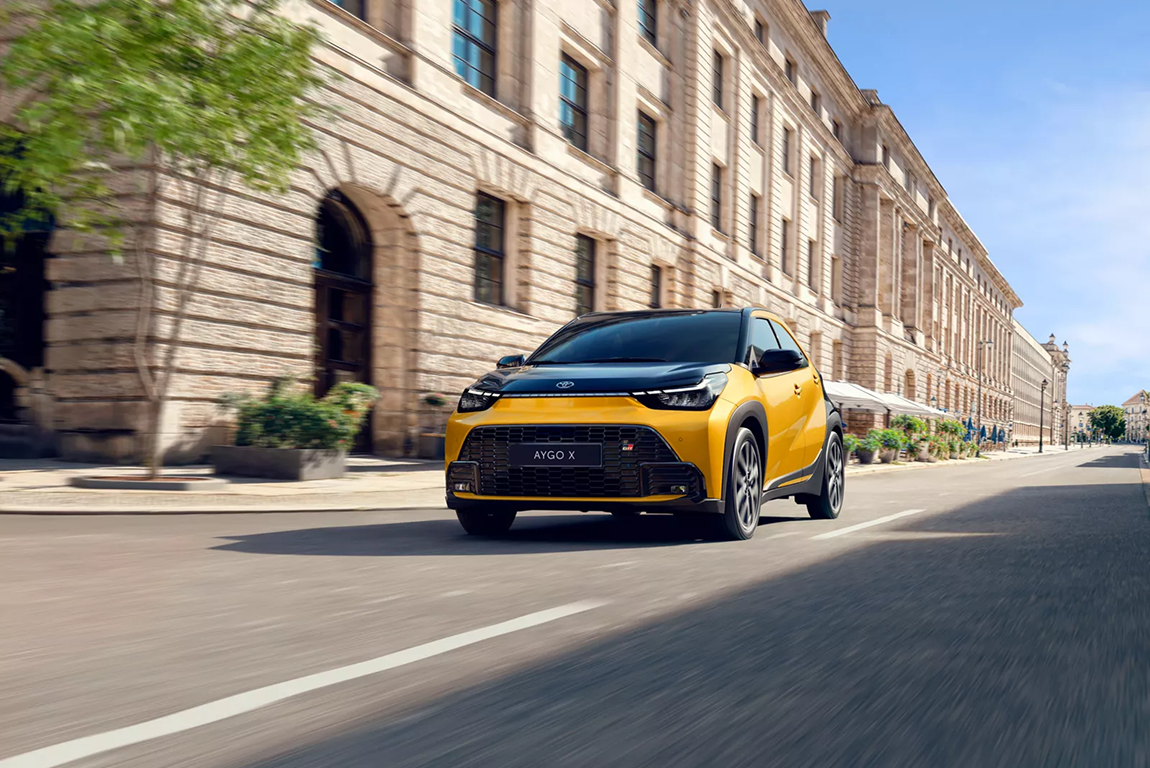 Profil latéral du Toyota Aygo X Hybride en stationnement
