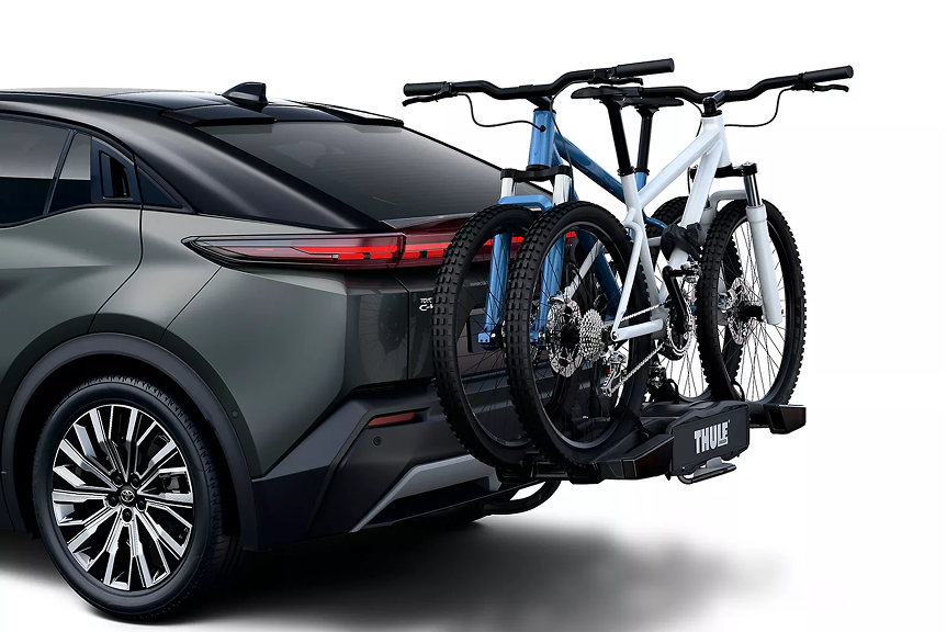 Profil latéral du Toyota C-HR+ 2026 sur route urbaine