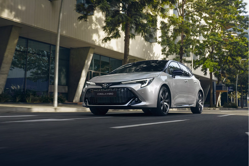 Vue avant de la Toyota Corolla Hybride 2026 sur route