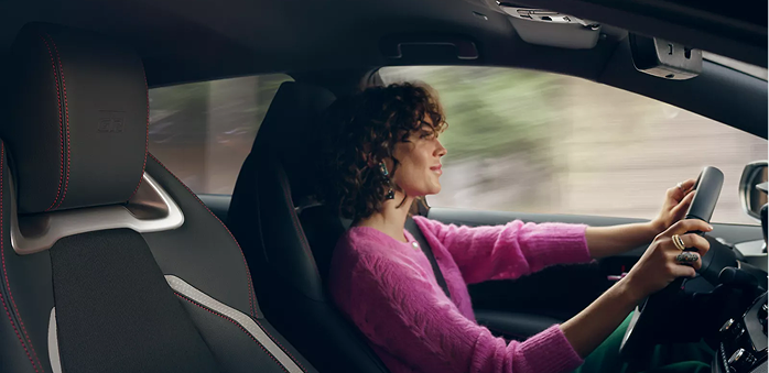 Plan rapproché du volant multifonction Toyota Corolla Hybride 2026