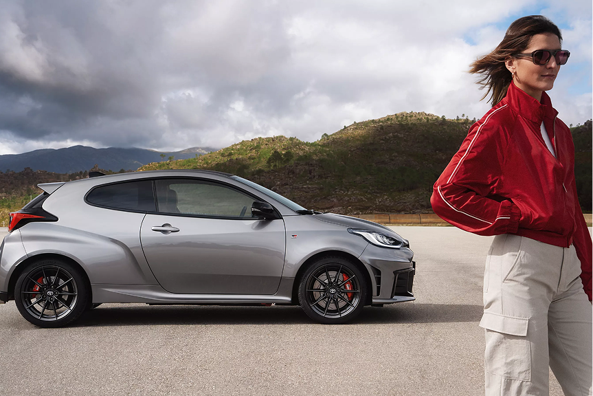 Vue avant dynamique du Toyota GR Yaris 2026 sur route