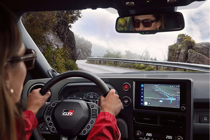 Vue arrière du Toyota GR Yaris 2026 en mouvement