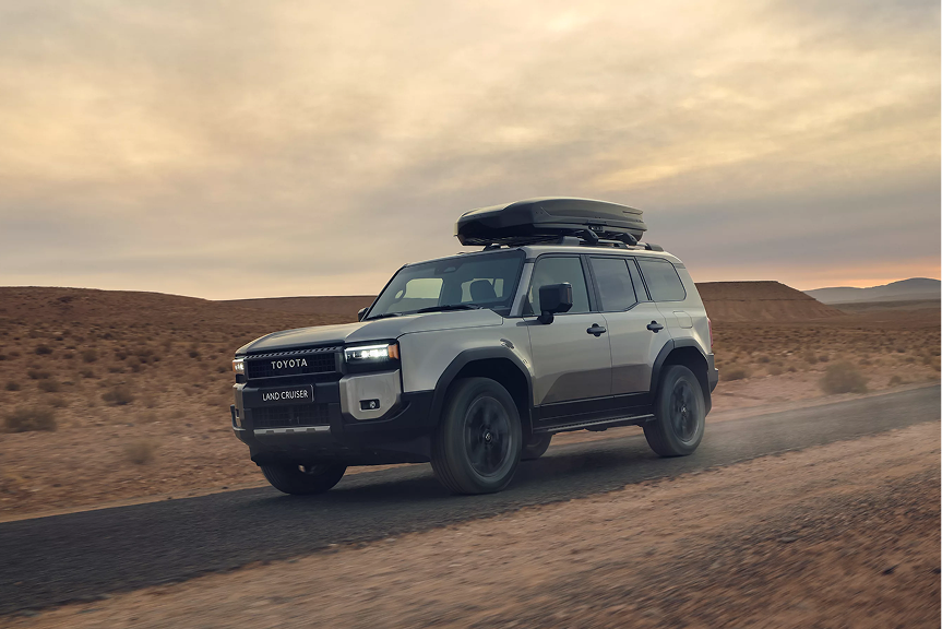 Vue avant du Toyota Land Cruiser 2026 en micro-hybride, design moderne et robuste