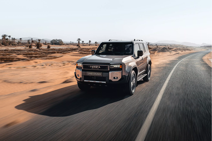 Tableau de bord technologique du Toyota Land Cruiser 2026 micro-hybride