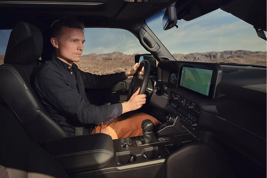 Vue arrière du Toyota Land Cruiser 2026 micro-hybride sur route