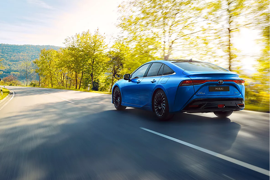 Vue avant dynamique de la Toyota Mirai 2026 sur route
