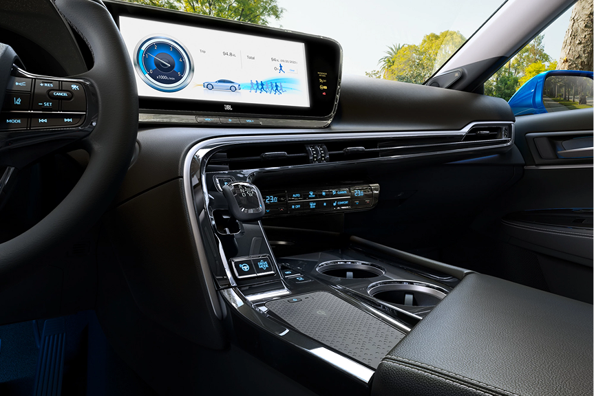 Profil latéral élégant de la Toyota Mirai 2026 en extérieur