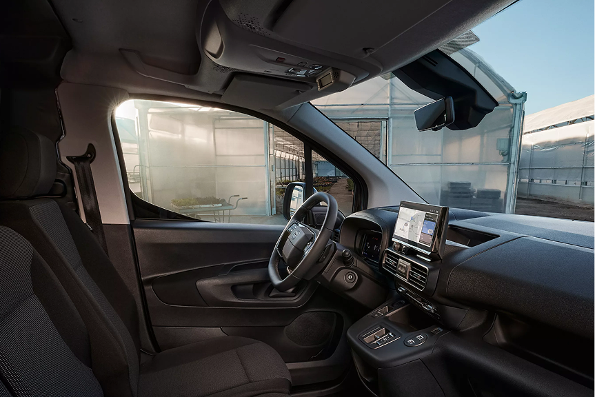 Vue avant du Toyota PROACE CITY 2026 sur route