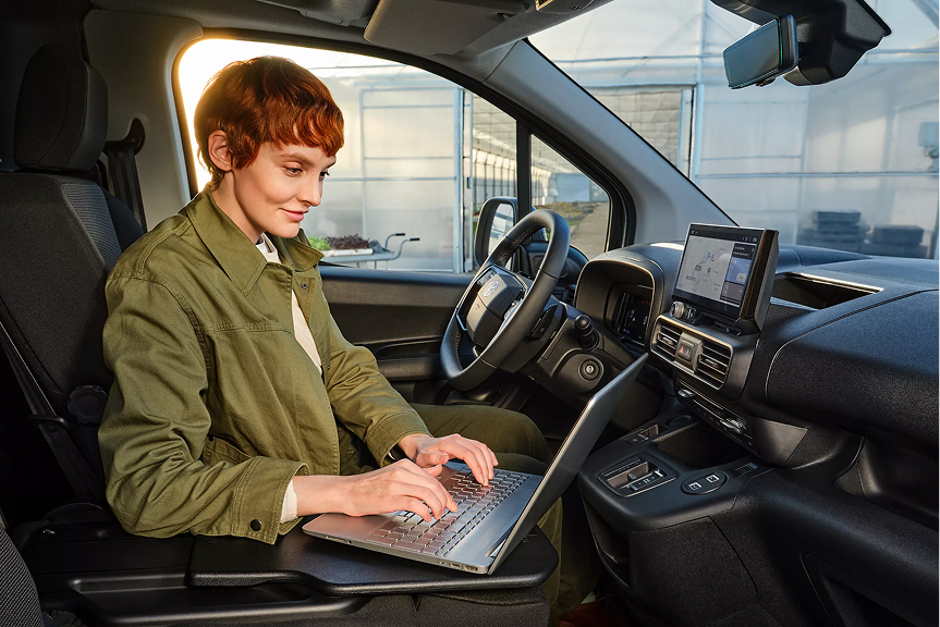 Intérieur spacieux du Toyota PROACE CITY 2026 avec tableau de bord moderne