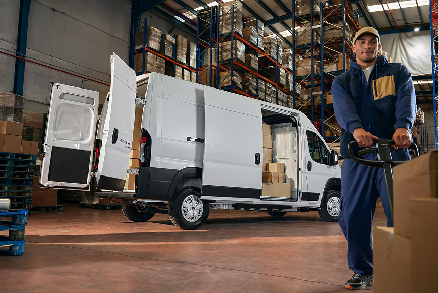 Vue avant du Toyota PROACE MAX 2026 sur route
