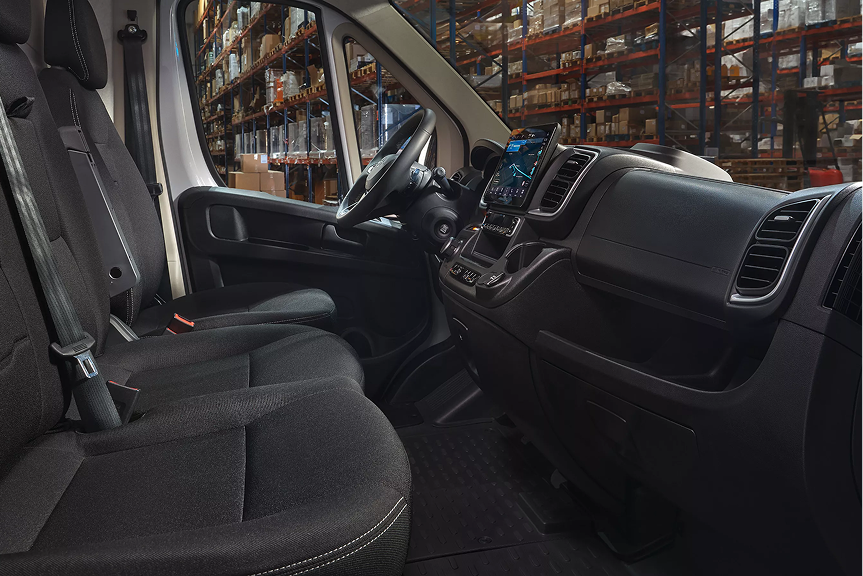 Intérieur spacieux du Toyota PROACE MAX 2026 avec tableau de bord moderne