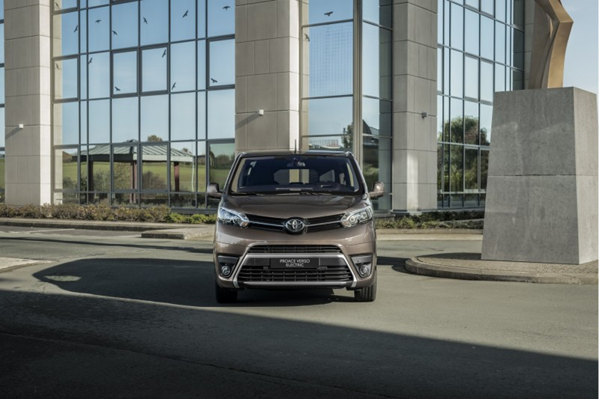Toyota PROACE VERSO 2026 en situation urbaine, mobilité électrique