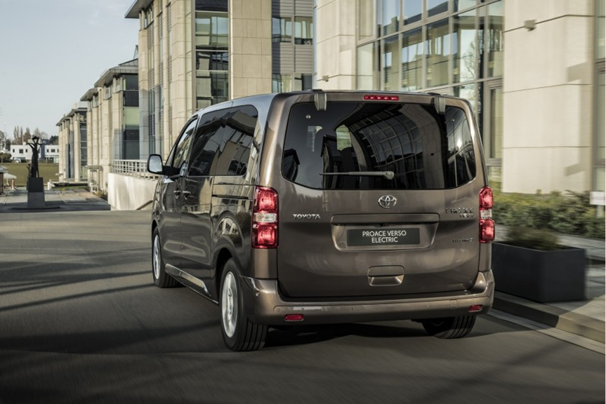 Toyota PROACE VERSO 2026 électrique en conduite sur route