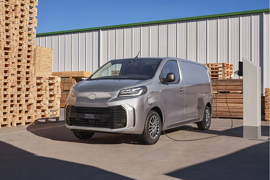 Intérieur spacieux du Toyota PROACE 2026 avec planche de bord moderne
