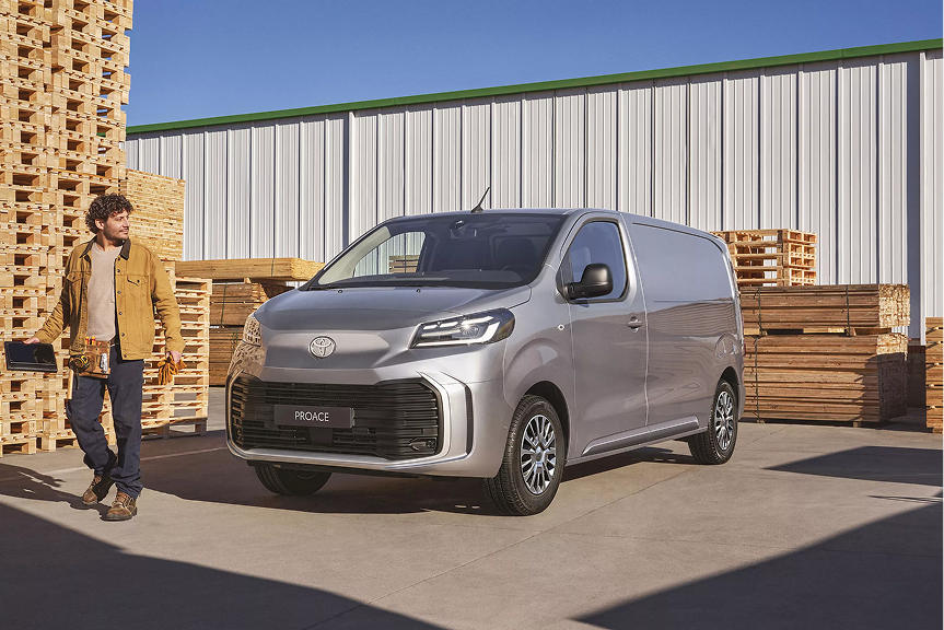 Toyota PROACE 2026 en version électrique stationné en ville