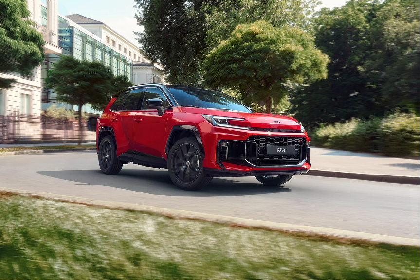 Vue avant du Toyota RAV4 2026 en finition hybride sur route