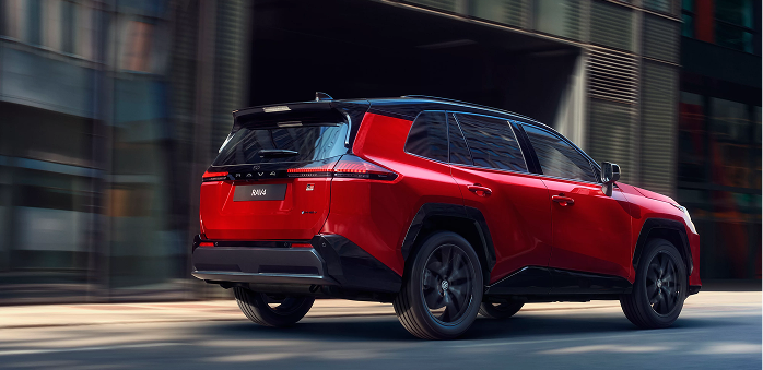 Toyota RAV4 2026 garé devant une maison moderne