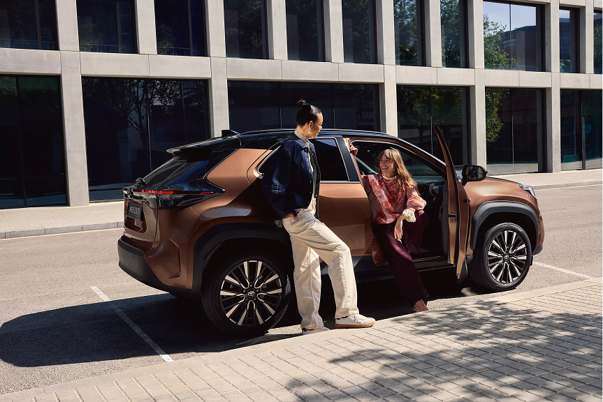 Vue avant du Toyota Yaris Cross Hybride 2026 sur route urbaine