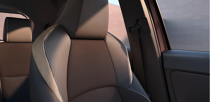 Toyota Yaris Cross Hybride 2026 stationné devant un bâtiment moderne