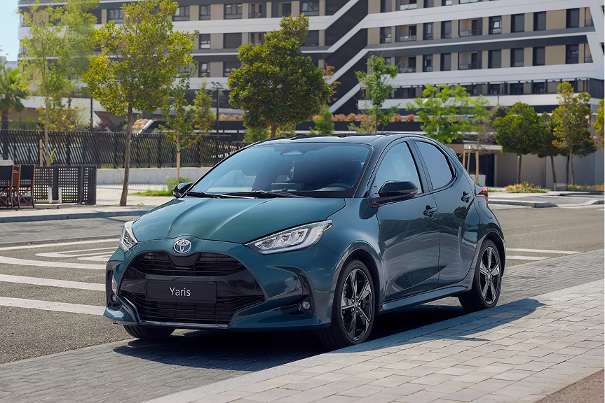 Vue avant dynamique de la Toyota Yaris Hybride 2026 en mouvement