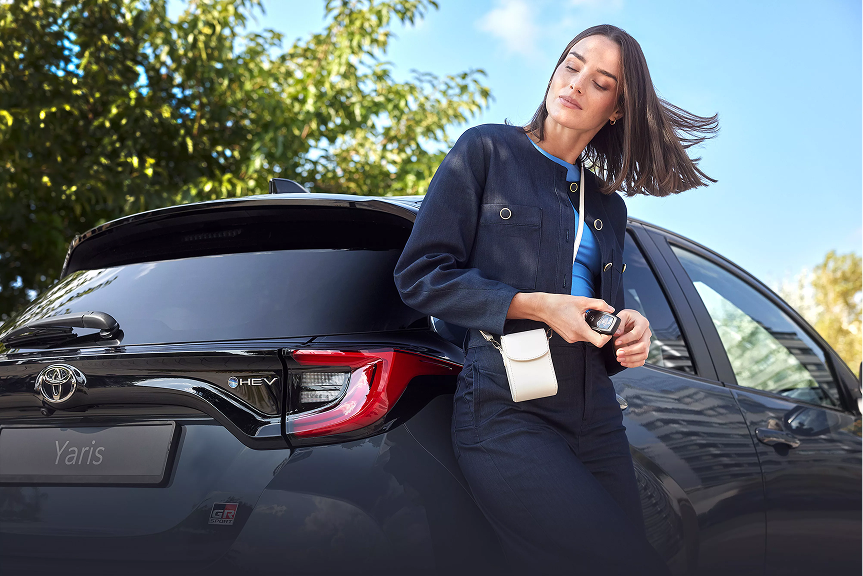 Intérieur moderne et connecté de la Toyota Yaris Hybride 2026