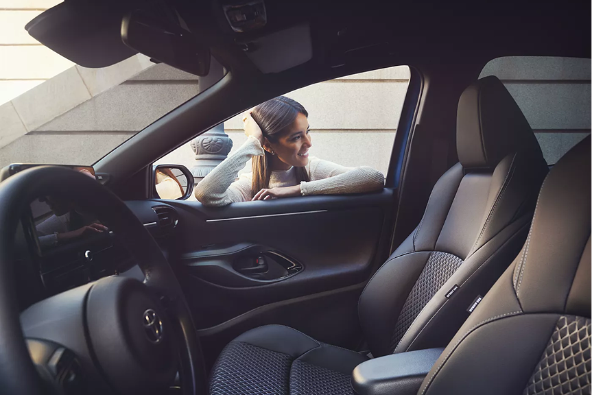 Vue arrière élégante de la Toyota Yaris Hybride 2026