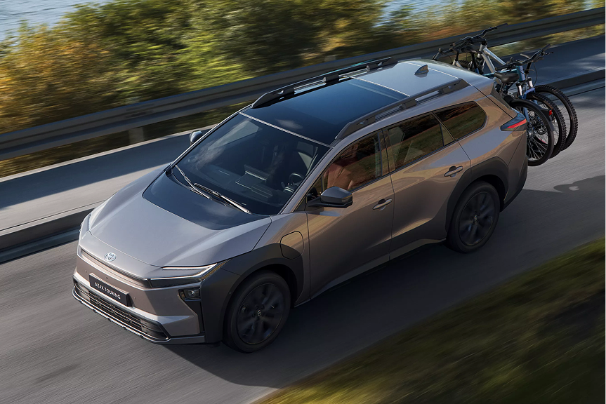 Vue avant du Toyota bZ4X Touring 2026 sur route