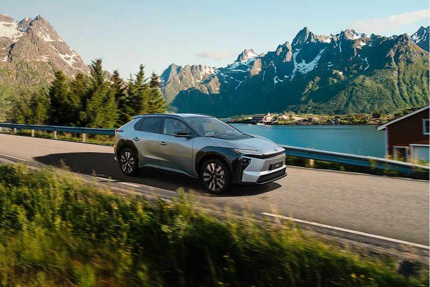 Vue arrière du Toyota bZ4X Touring en extérieur