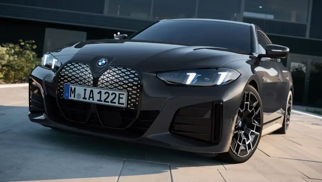 BMW i4 roulant sur une route panoramique