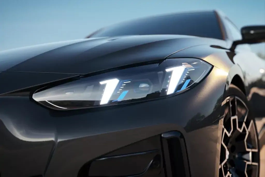 Vue avant dynamique de la BMW i4 sur route