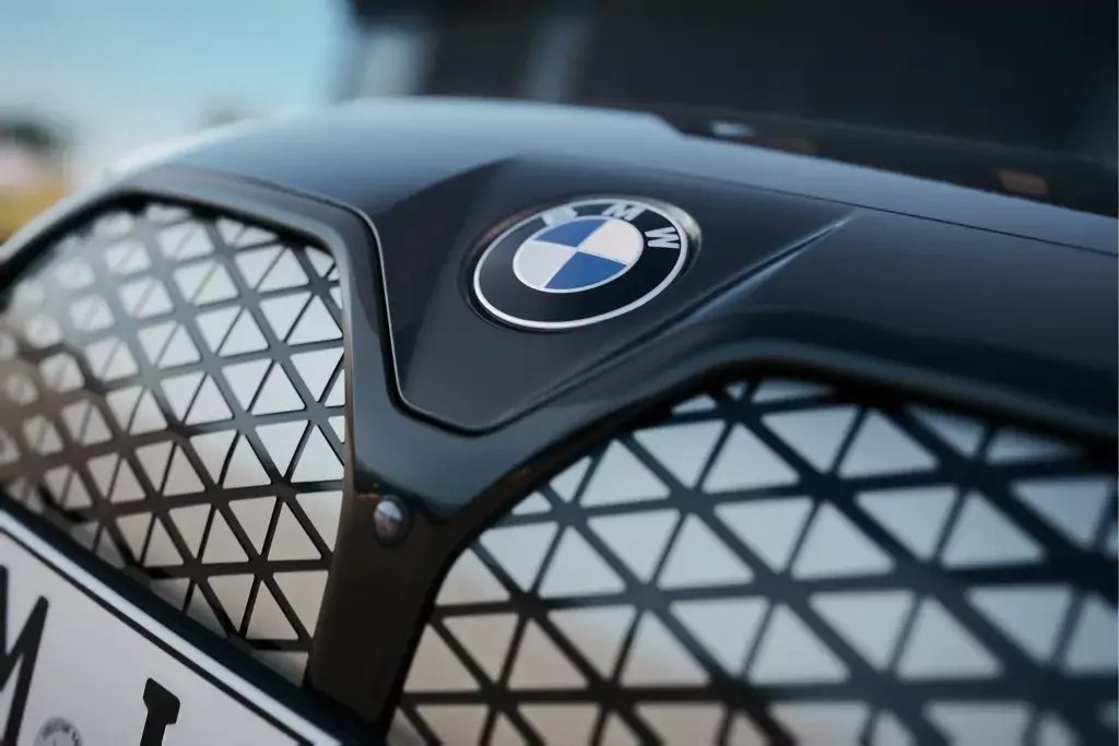 BMW i4 en profil latéral, design élégant